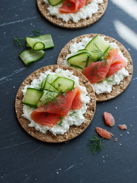Protein crispbread snack